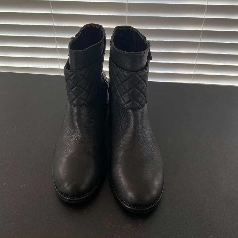 Vince Camuto WINTA Black Leather Boots Flat Riding Moto Quilted Booties 7